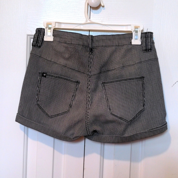 Black & white high waisted shorts - Picture 2 of 2